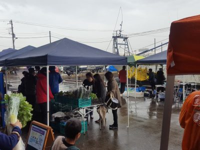 船橋漁港の朝市では野菜を販売